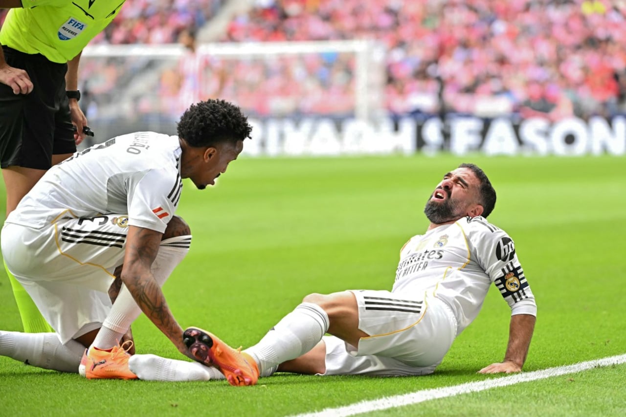 Dani Carvajal en el suelo mientras se quejaba por su fuerte lesión.