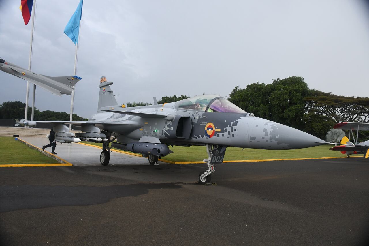 Fuerza Area 106 años, Gustavo Petro firma compra nuevos aviones Gripen. suecos.