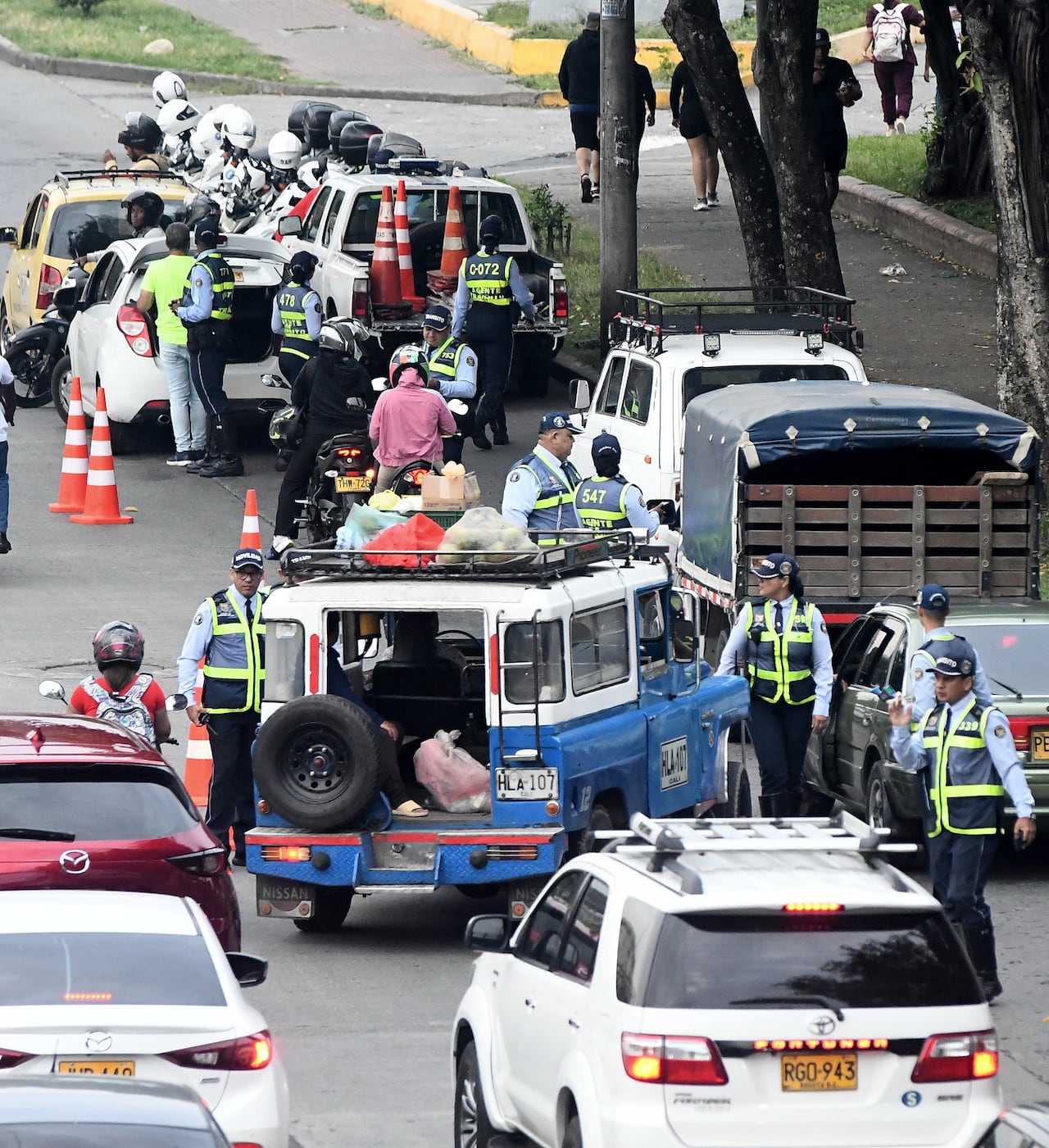 Cali: Los operativos de control por parte de agentes de tránsito que se vienen desarrollando en la ciudad han incrementado las agresiones contra los estos funcionarios de movilidad. foto José L Guzmán. EL País.