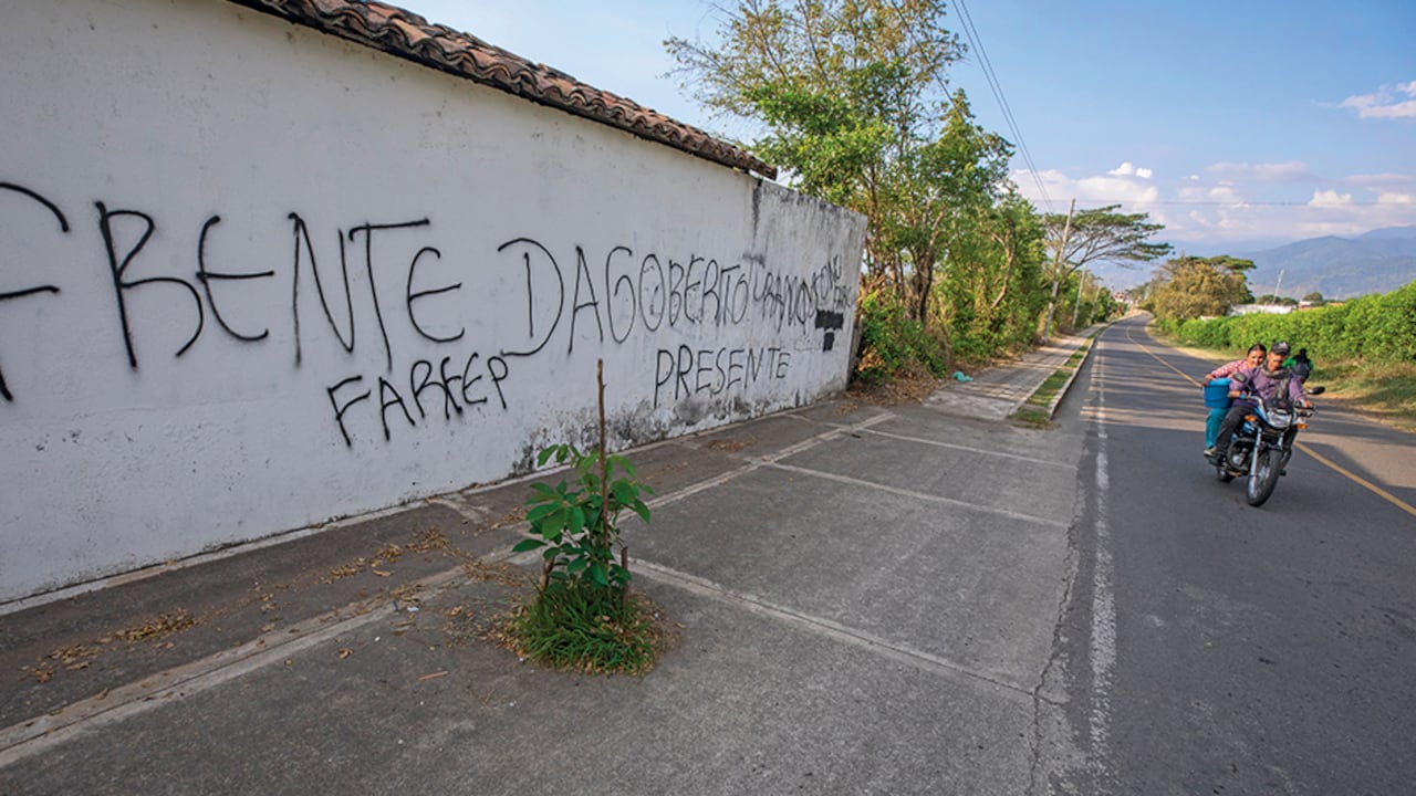 Las normas impuestas por las disidencias obligan a la ciudadanía a transitar sin cascos en las motos y con los vidrios abajo en carros. Hay toques de queda en las noches.