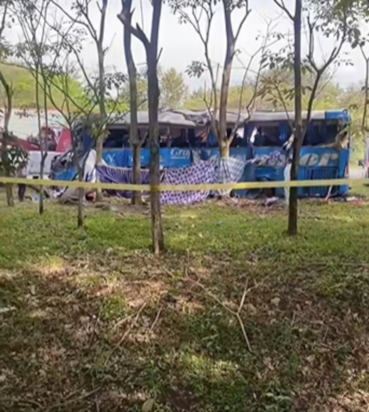 Seis personas perdieron la vida tras el volcamiento de un bus de la empresa Coomotor en la vía entre Ibagué y El Espinal.