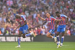 Daniel Muñoz y Jefferson Lerma celebrando la victoria frente al Liverpool en donde se consagraron campeones de la Community Shield.