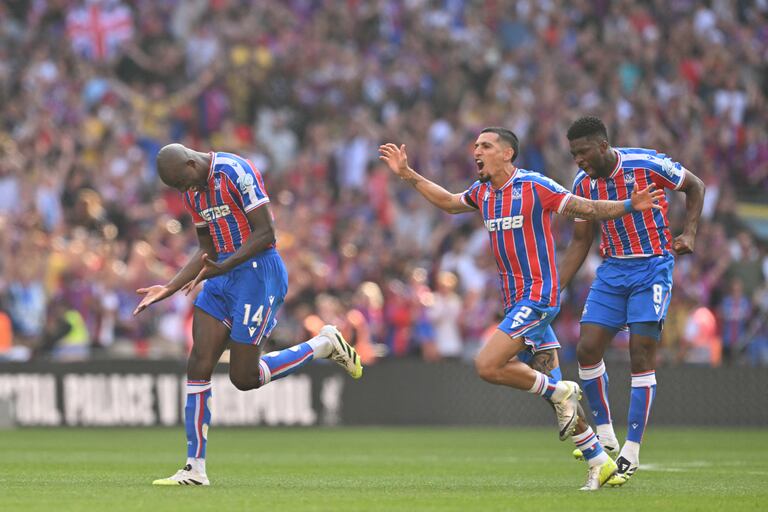 Daniel Muñoz y Jefferson Lerma celebrando la victoria frente al Liverpool en donde se consagraron campeones de la Community Shield.