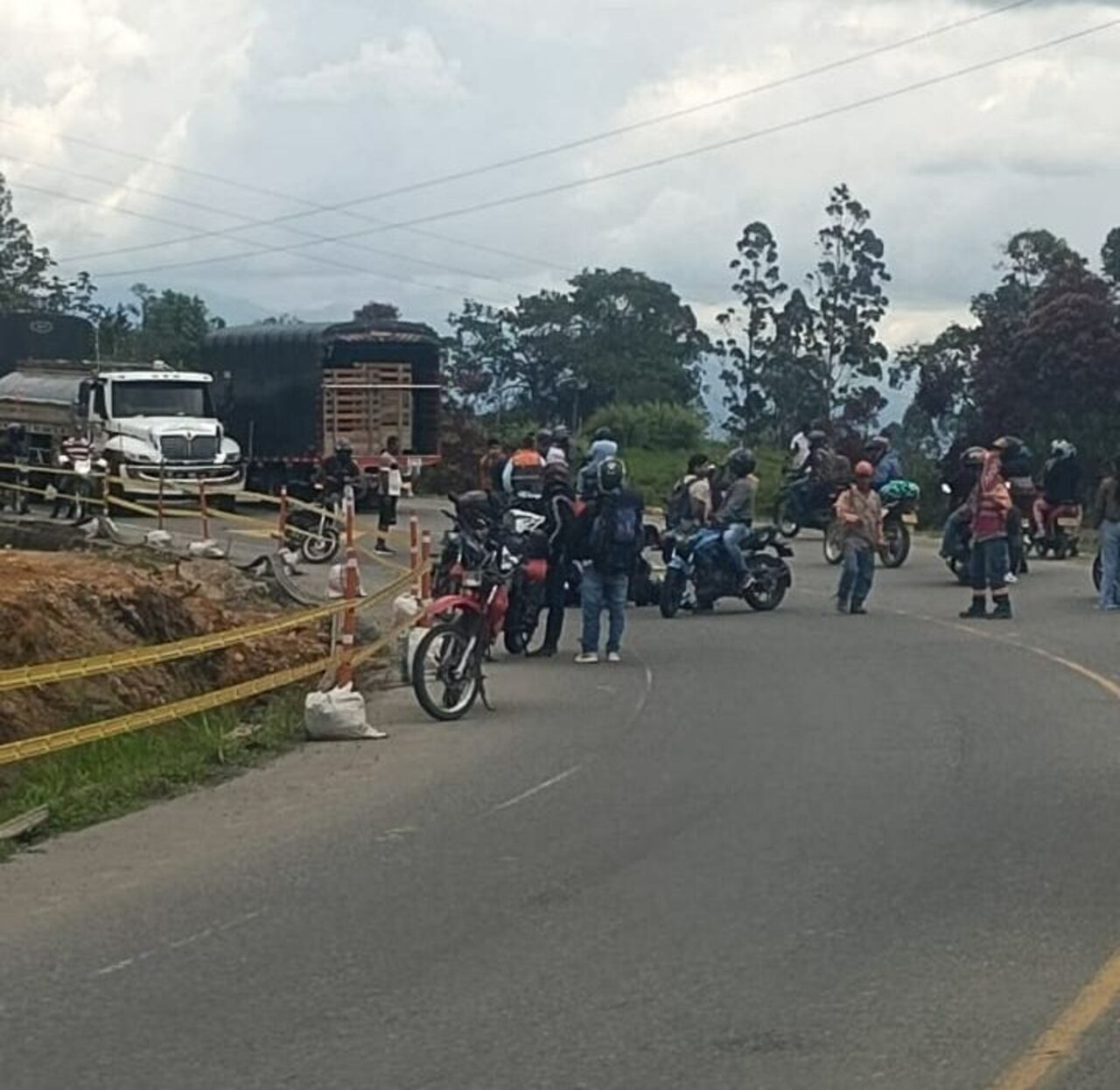 Las personas que se movilizaban por este sector de la vía Panamericana fueron los encargados de atender la emergencia.