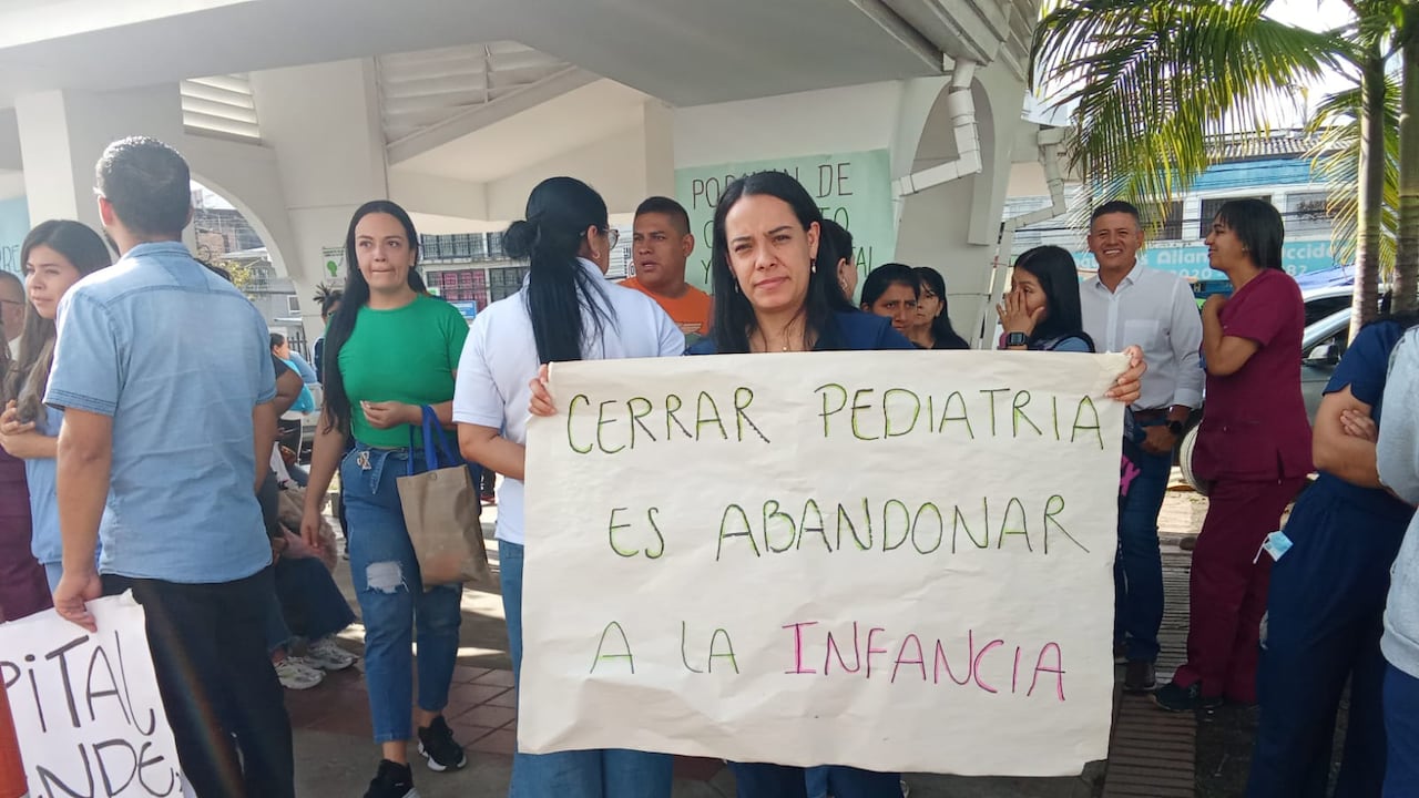 Trabajadores sanitarios y operativos del hospital Universitario de Popayán protestan por el cierre de dos áreas médicas de este importante centro asistencial.
