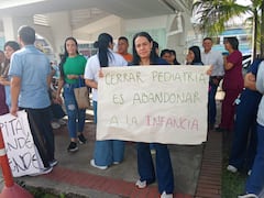 Trabajadores sanitarios y operativos del hospital Universitario de Popayán protestan por el cierre de dos áreas médicas de este importante centro asistencial.
