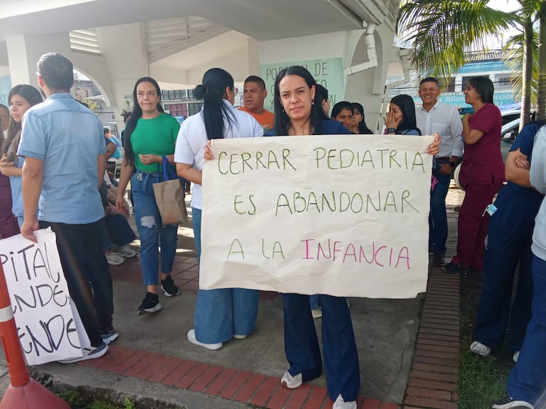Trabajadores sanitarios y operativos del hospital Universitario de Popayán protestan por el cierre de dos áreas médicas de este importante centro asistencial.