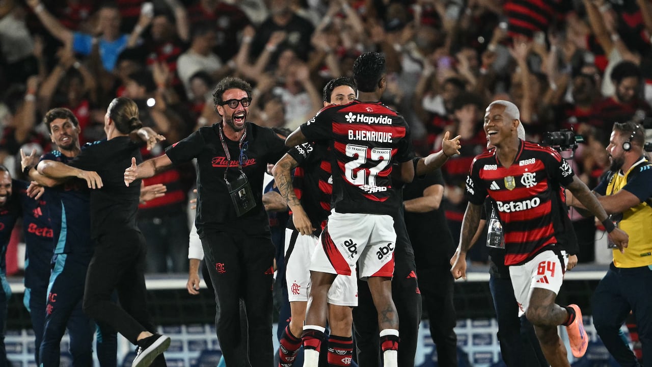 El delantero #27 del Flamengo, Bruno Henrique, celebra el campeonato con sus compañeros después de ganar el partido de fútbol Brasileirao Serie A entre Flamengo y Ceará en el estadio Maracaná de Río de Janeiro.