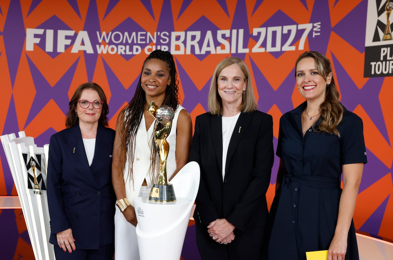 (De izquierda a derecha) Jeannette Good, jefa de gestión de competiciones de la FIFA; Laura Georges, Jill Ellis, directora de fútbol de la FIFA y la presentadora Thayissa Plum posan para una foto durante el sorteo de la Copa Mundial Femenina de la FIFA 2027 en la sede de la FIFA el 20 de agosto de 2026 en Zúrich, Suiza.