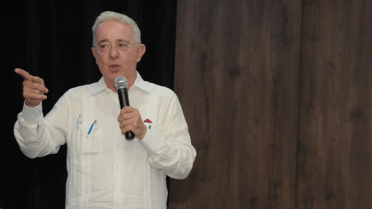 Visita Expresidente Álvaro Uribe a Santiago de Cali para la presentación de los candidatos por el Centro Democrático a las Elecciones Regionales.