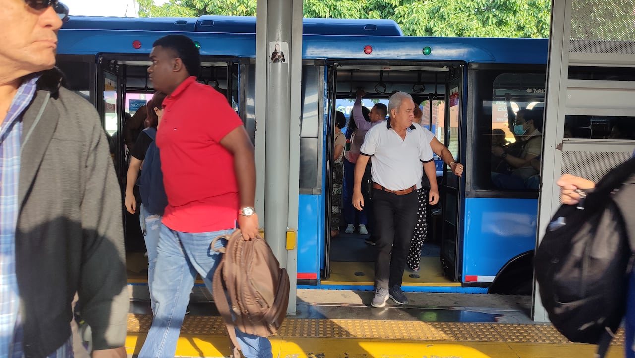 El Masivo Integrado de Occidente MIO es el sistema de transporte masivo de Cali .