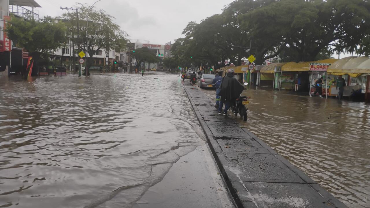 Calle 9 con Carrera 36 se encuentra la vía inundada, lo cual genera dificultad para transitar.