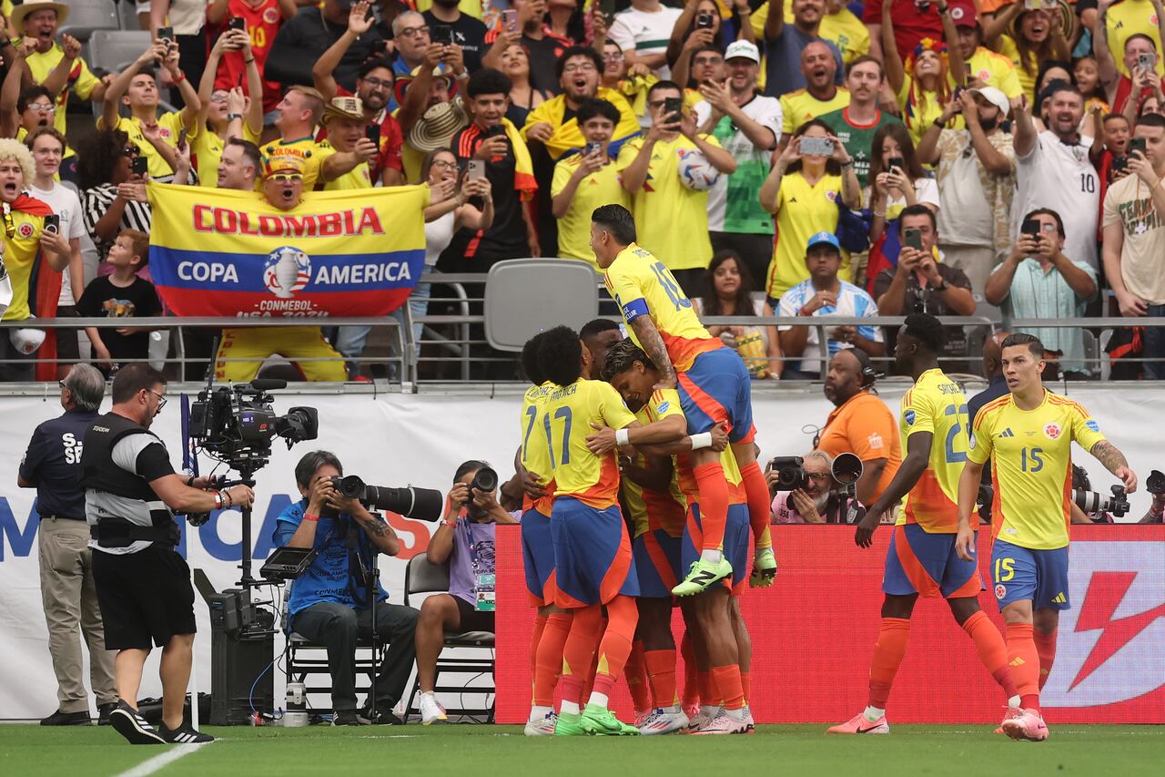 GLENDALE, ARIZONA - JULY 06: John Cordoba of Colombia celebrates with teammates after scoring the team's first goal during the CONMEBOL Copa America 2024 quarter-final match between Colombia and Panama at State Farm Stadium on July 06, 2024 in Glendale, Arizona. (Photo by Ezra Shaw/Getty Images)