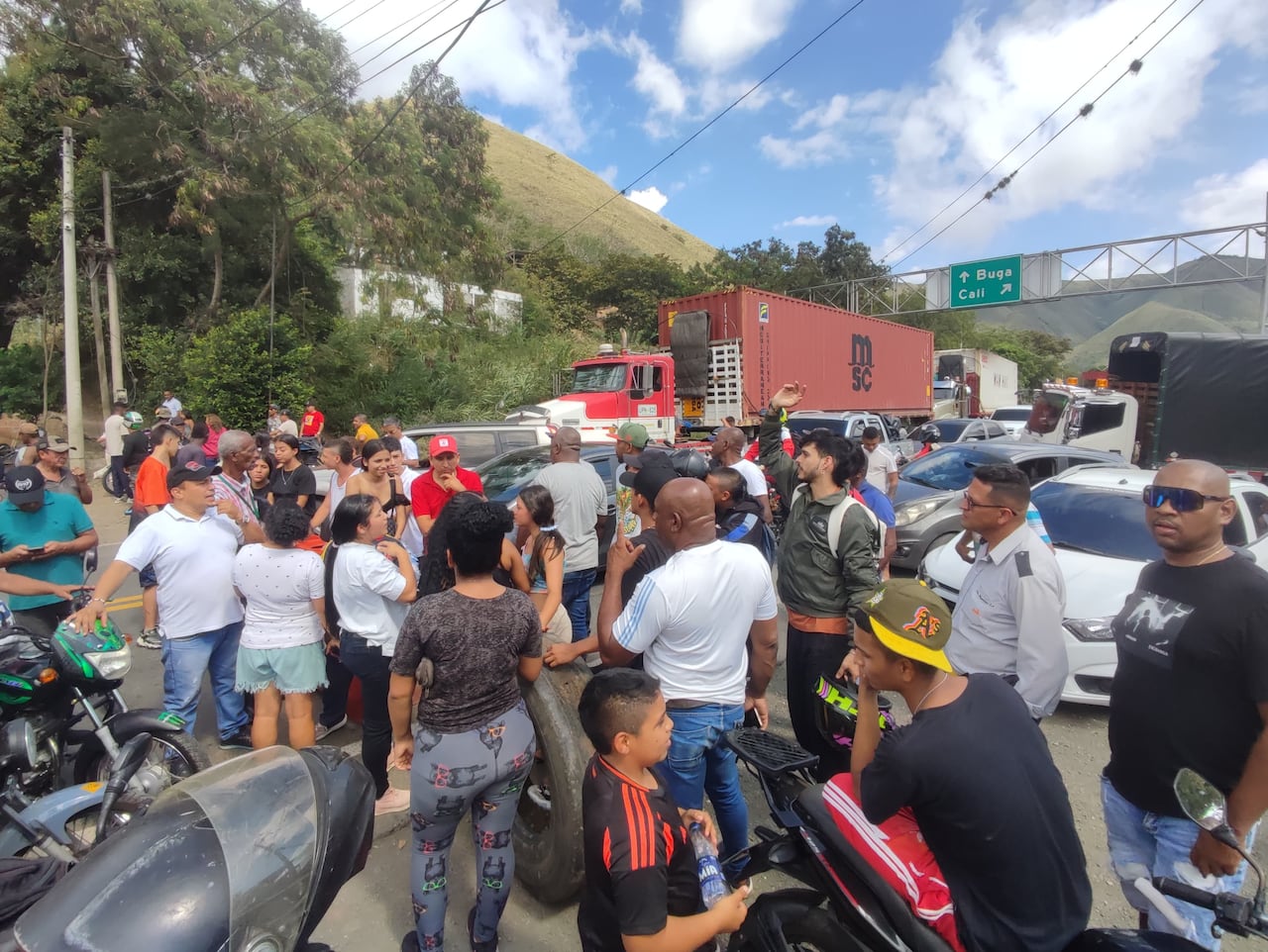 Ciudadanos se apostaron en la vía Cali - Buenaventura para manifestarse en contra de un presunto abuso de autoridad durante un procedimiento policial este miércoles 4 de diciembre.