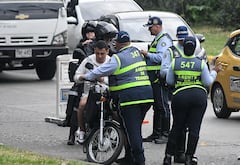 Cali: Los operativos de control por parte de agentes de tránsito que se vienen desarrollando en la ciudad han incrementado las agresiones contra los estos funcionarios de movilidad. foto José L Guzmán. EL País.