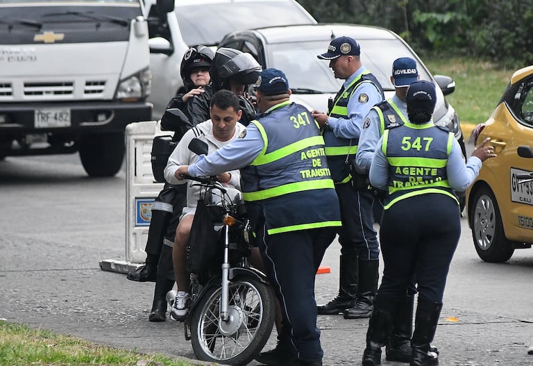 Cali: Los operativos de control por parte de agentes de tránsito que se vienen desarrollando en la ciudad han incrementado las agresiones contra los estos funcionarios de movilidad. foto José L Guzmán. EL País.