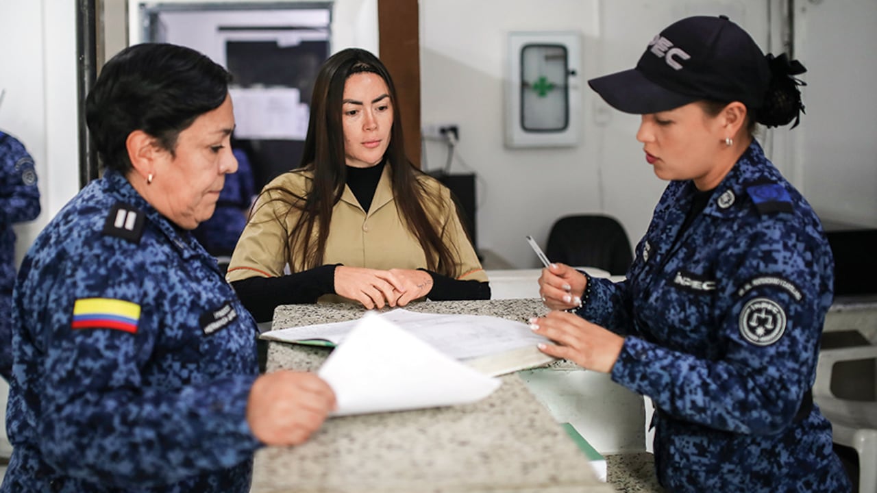 La influencer Epa Colombia fue condenada por destruir, con un martillo, una estación de TransMilenio.