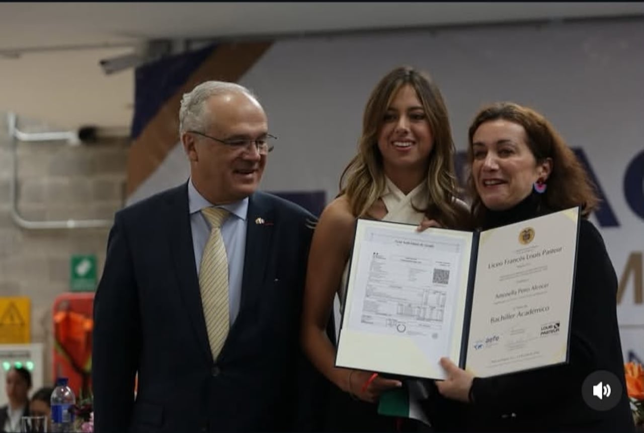 Antonella Petro celebró su graduación junto a sus padres.