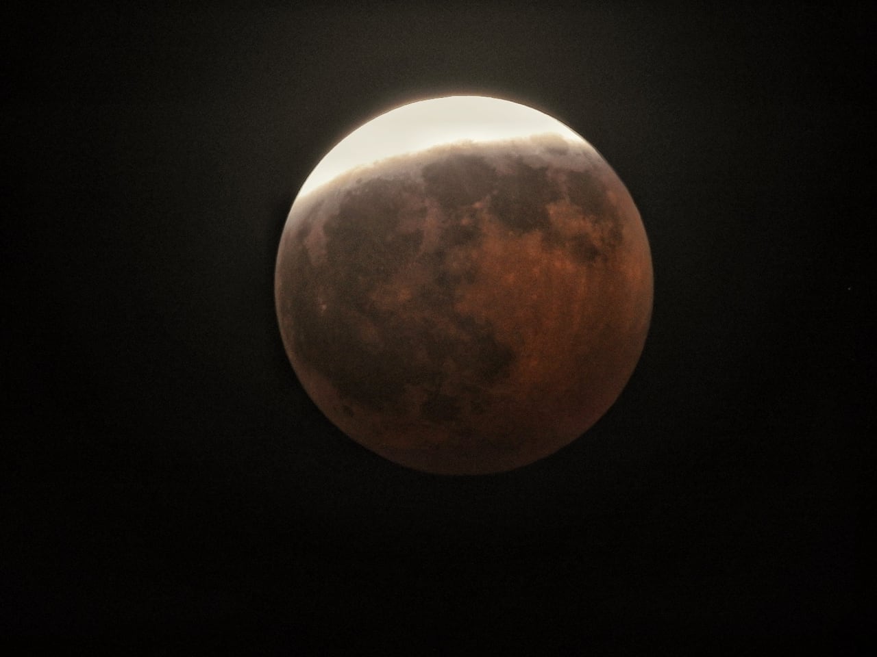 Así fue el eclipse parcial de Luna a las 10:50 de la noche del jueves 27 de agosto. Foto: Jorge Orozco.