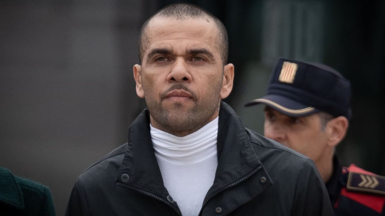 Comparan a Dani Alves con futbolista colombiano.