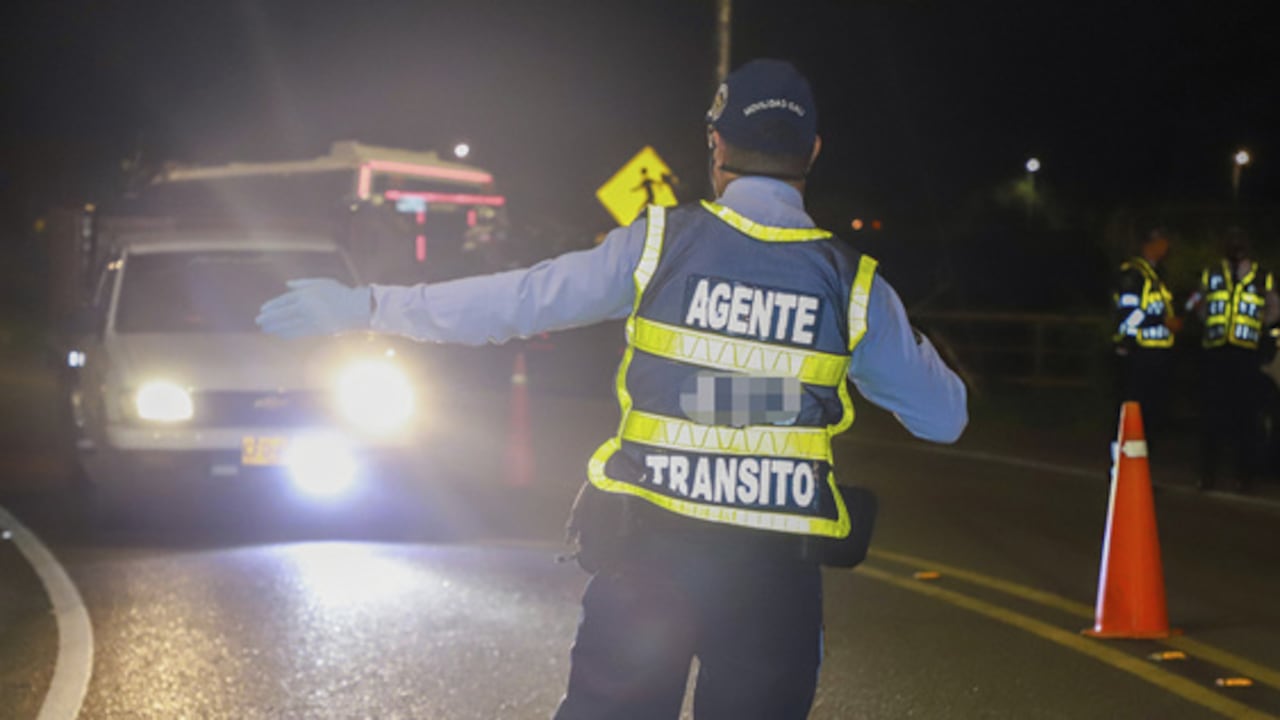 Un agente de tránsito de Cali fue suspendido por haber recibido dinero.