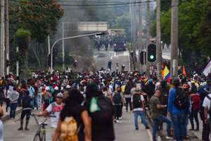 Los manifestantes chocan con la policía antidisturbios de Colombia 'ESMAD' durante las manifestaciones conmemorativas del 28 de abril contra el gobierno del presidente Iván Duque y la violencia en la Universidad Nacional de Colombia, los manifestantes tomaron el campus cerrado de la Universidad para enfrentarse. El 28 de abril de 2022, en Medellín, Colombia. (Foto por: Miyer Juana/Long Visual Press/Universal Images Group vía Getty Images)