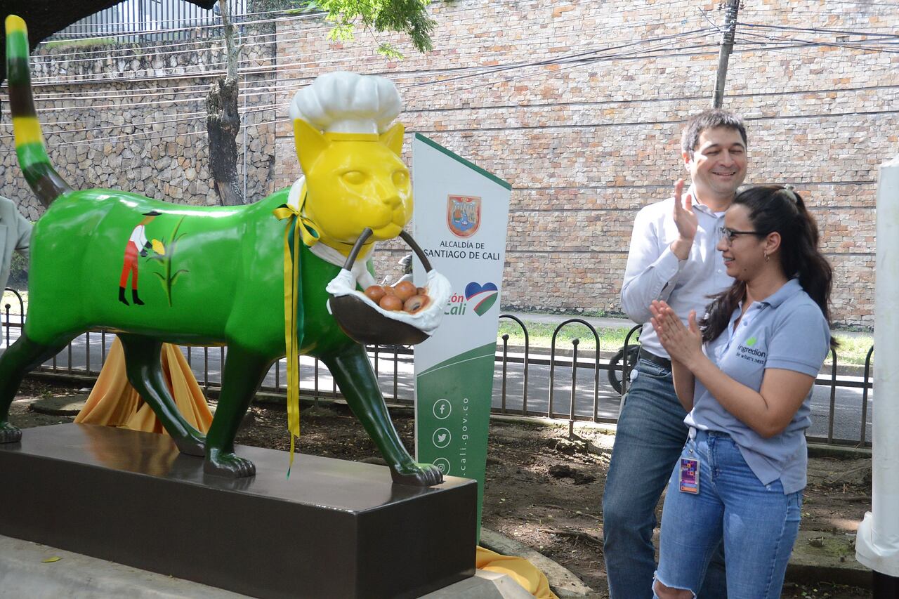Cali: Una nueva novia para el gato de Tejada "La Gata Pandebonera", que representa el sueño, la tierra fértil, las plantas y el grano de maíz.