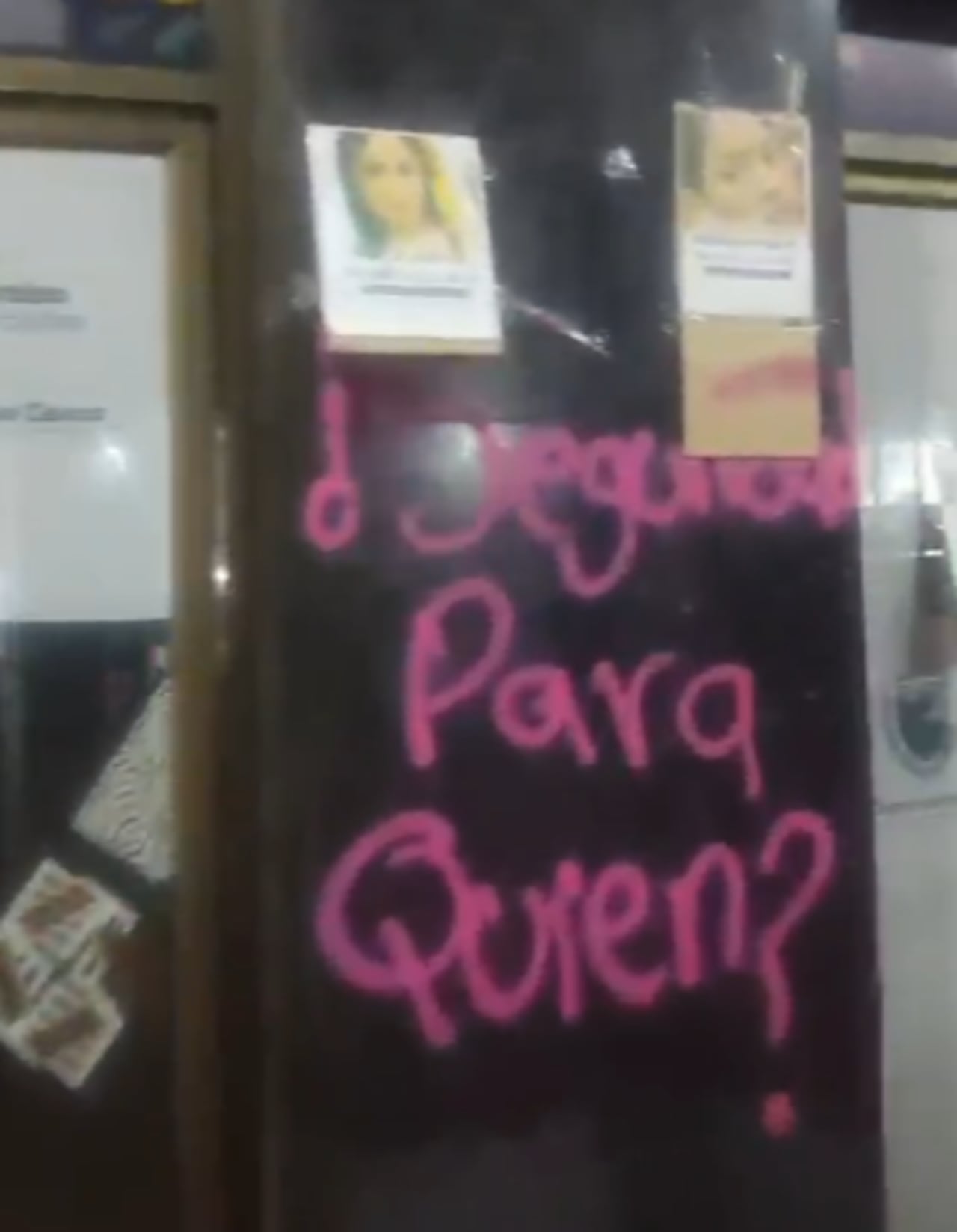 Los grafitis realizados sobre el Palacio de San Francisco marcaron el cierre de una jornada de manifestaciones convocadas para exigir justicia por las víctimas de violencias basadas en género.