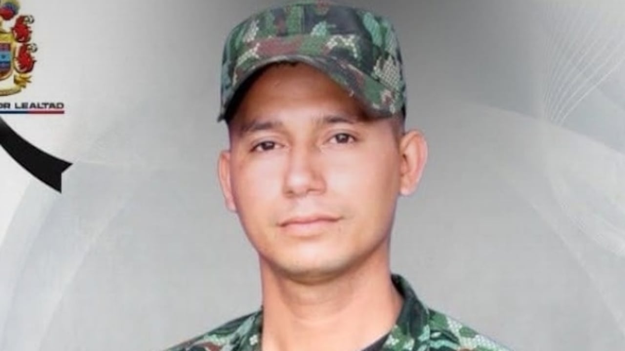 Tropas del Ejército adelantan operaciones militares en zona rural de Buenos Aires, Cauca, tras el ataque con explosivos lanzados desde un dron que dejó un soldado muerto y tres militares heridos. La uniformado que murió fue identificado como Alejandro López Quintero.