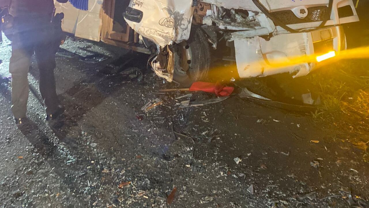 El percance vial se habría registrado este viernes en horas de la noche, aún se desconocen las causas del mismo. Foto: Secretaría de Movilidad Cali / El País.