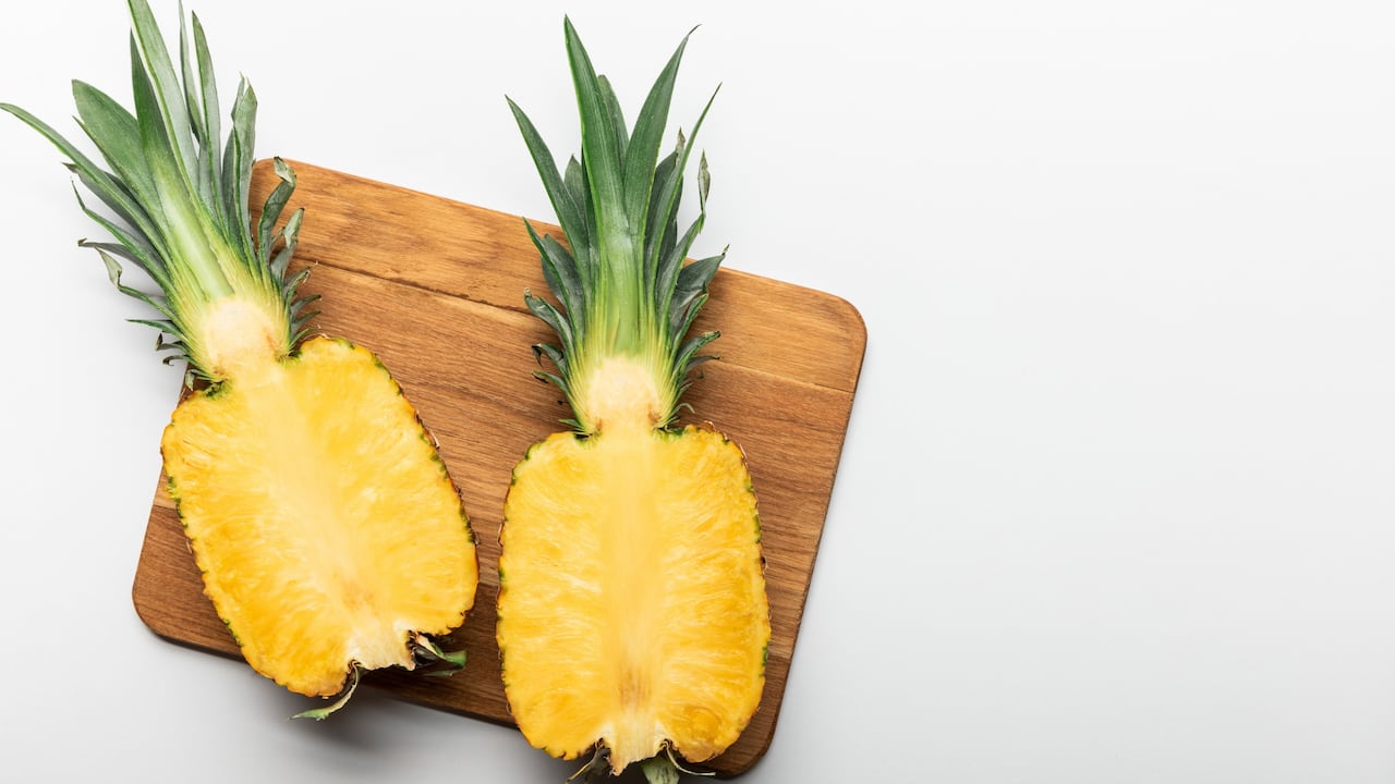 La piña es una fruta beneficiosa para la salud gracias a su gran contenido de agua y bajas calorías.