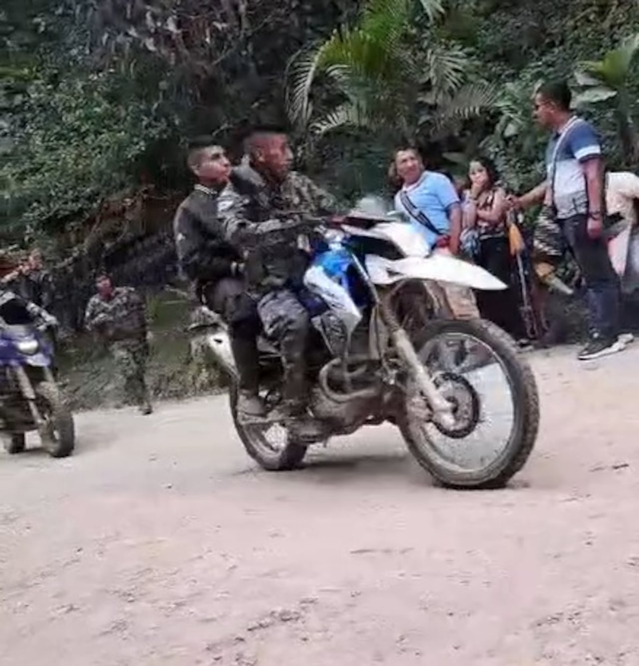 Los indígenas se ubicaron en los diferentes accesos viales de Jambaló para no dejar ingresar a más disidentes y después expulsaron a los guerrilleros que ejecutaron contra la fuerza pública.