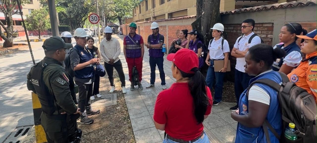 La maquinaria especializada ingresó a la Unidad Residencial Guadalupe para comenzar el proceso de demolición mecánica controlada.