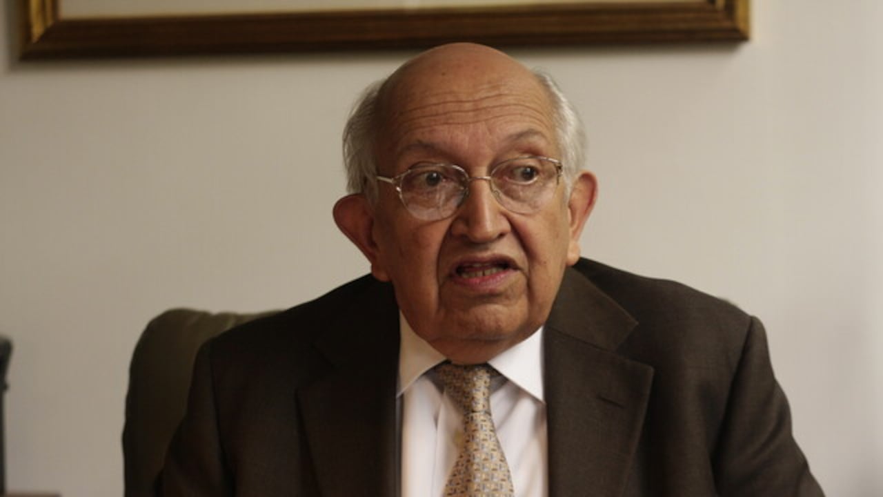 Falleció a los 94 años el escritor y periodista Plinio Apuleyo Mendoza, una de las figuras más reconocidas de la literatura y el periodismo colombiano.