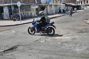 Cali, llena de huecos: crece la inconformidad por el mal estado de las vías en el B/ 7 de Gosto, en la Cra 13 con Calle 72 / Cali ,) Febrero 14 de 2024 ) Foto Wirman Rios , EL PAIS