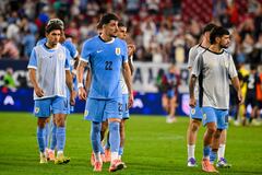 El defensor uruguayo número 22, Joaquín Piquérez, y sus compañeros de banquillo abandonan el terreno de juego tras el partido amistoso internacional de fútbol entre Estados Unidos y Uruguay.