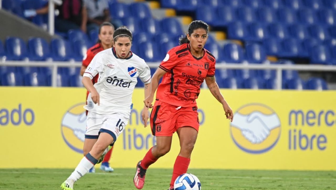 Con 33 años, la defensa lateral número 16 del América de Cali Femenino, avanza por el campo con la misma determinación que la dirige hacia el camino del éxito.