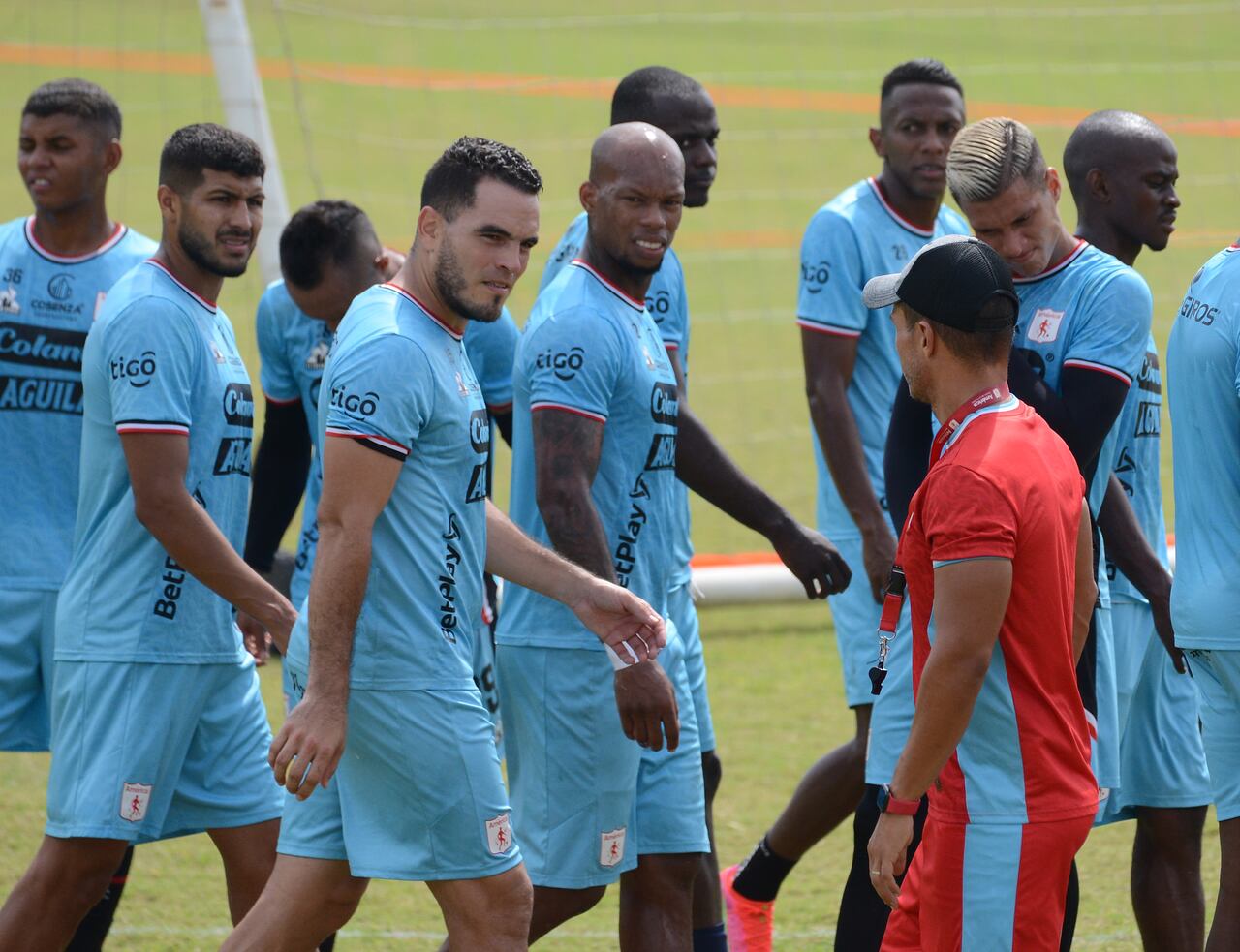 Cali: Futbol, Entrenamiento del América de Cali en su sede de Cascajal, bajo la dirección de su técnico Lucas González. foto José L Guzmán. El País, agosto 9-23 El País