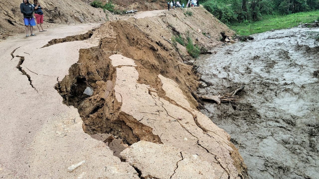 Las intensas lluvias de las últimas horas han provocado graves afectaciones en sectores pertenecientes al corregimiento de Bruselas. El desbordamiento del río Guachicos generó la pérdida de la banca de una de las principales vías de acceso a la vereda Porvenir. Las imágenes muestran la dimensión de lo ocurrido en esta importante despensa agrícola de Pitalito.