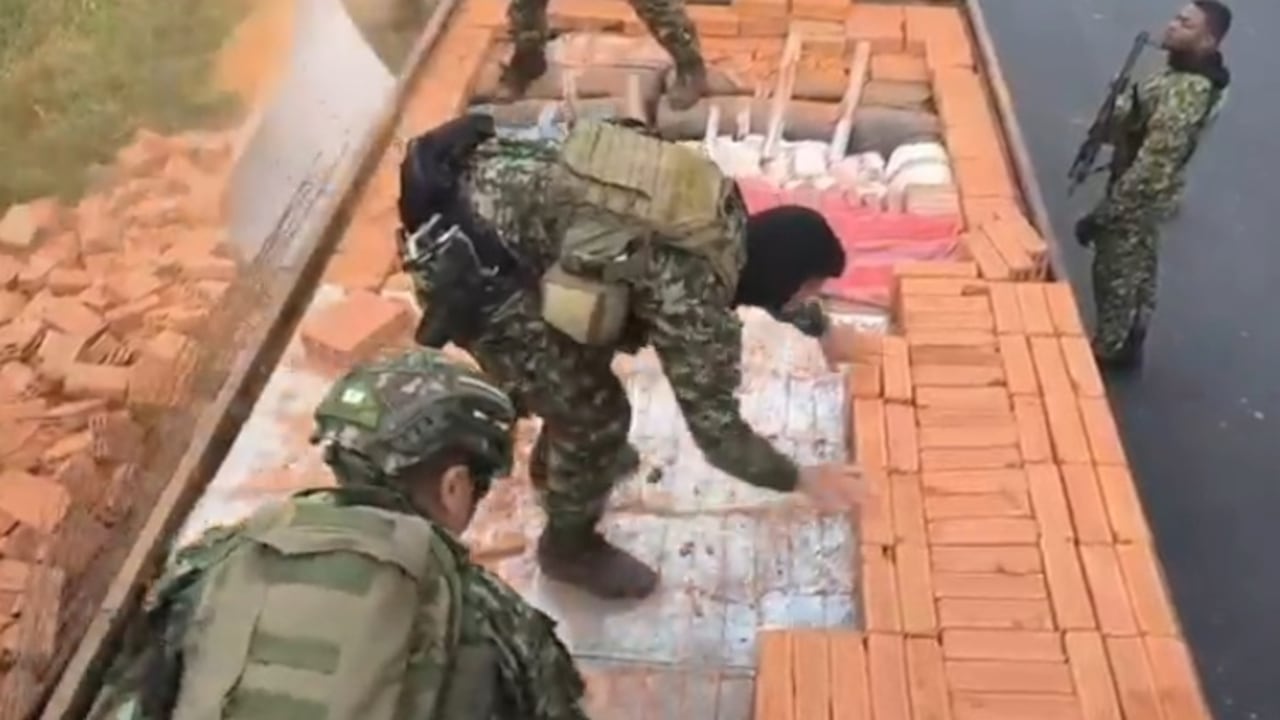 El conductor del camión fue capturado en flagrancia y puesto a disposición de la autoridad competente junto con el material incautado.