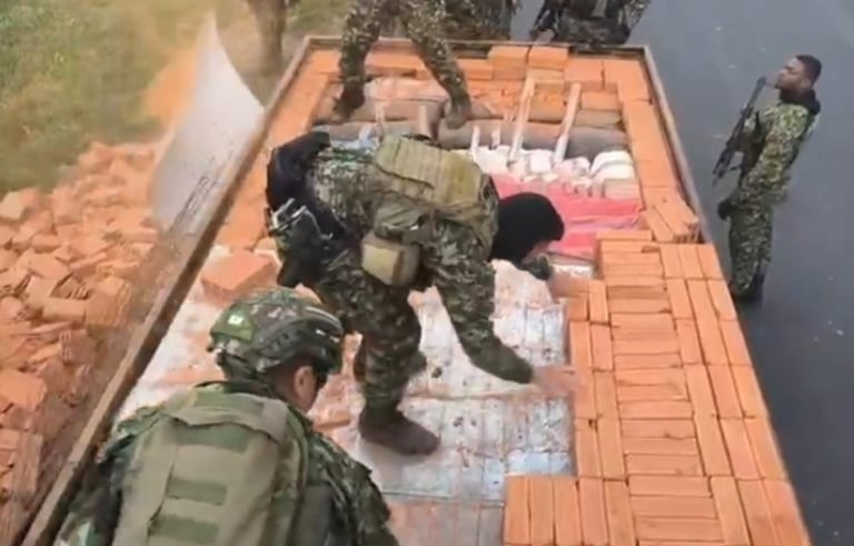 El conductor del camión fue capturado en flagrancia y puesto a disposición de la autoridad competente junto con el material incautado.