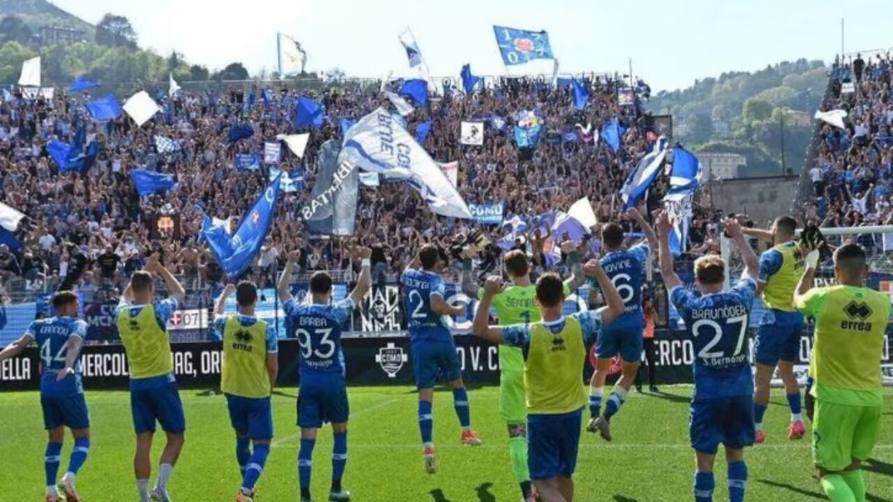 Jugadores de Como celebrando con su hinchada.