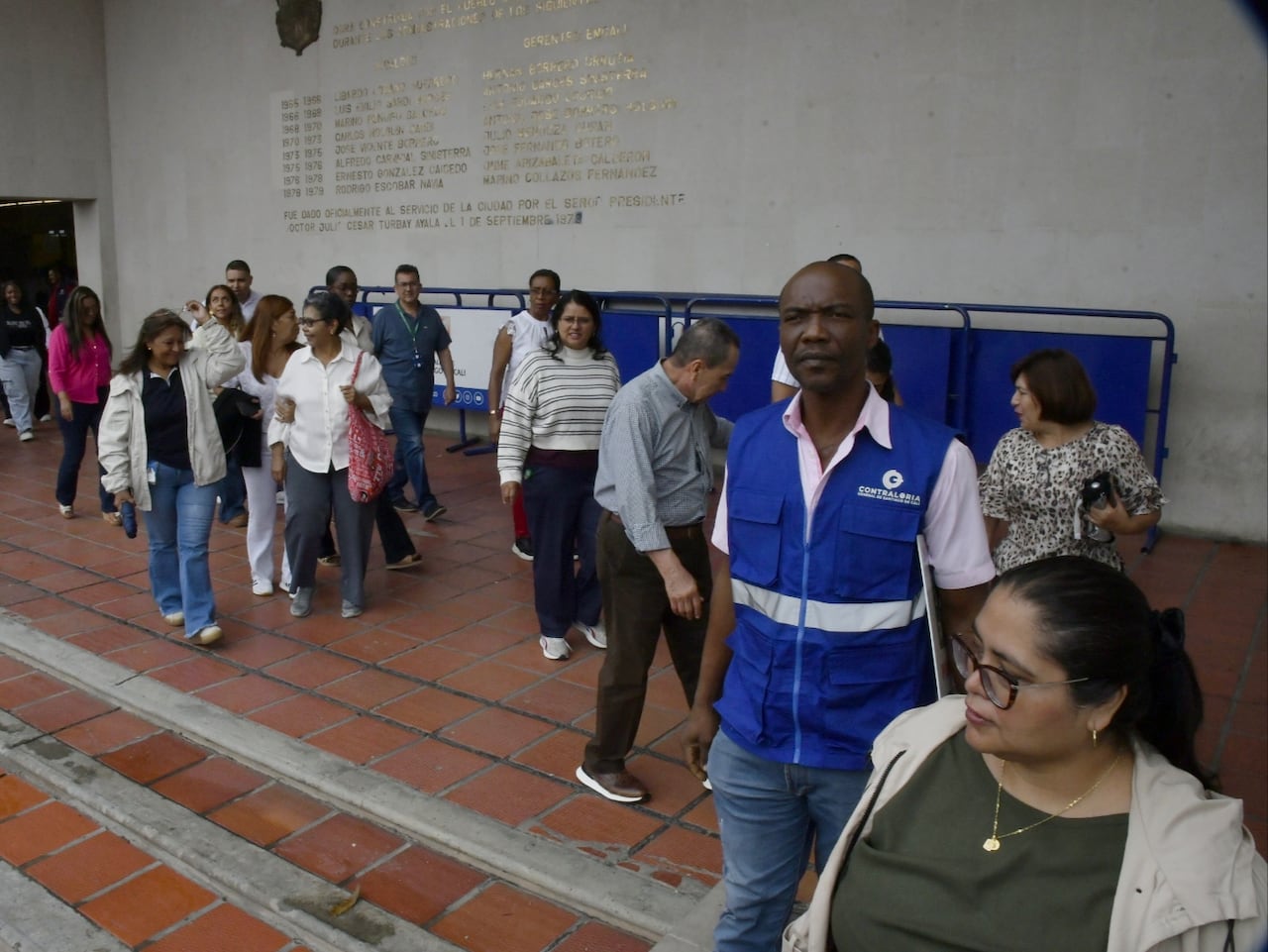 Ciudadanos y funcionarios públicos de Cali evacuaron las edificaciones para dirigirse a los puntos de encuentro establecidos durante el Simulacro Nacional de Emergencias.