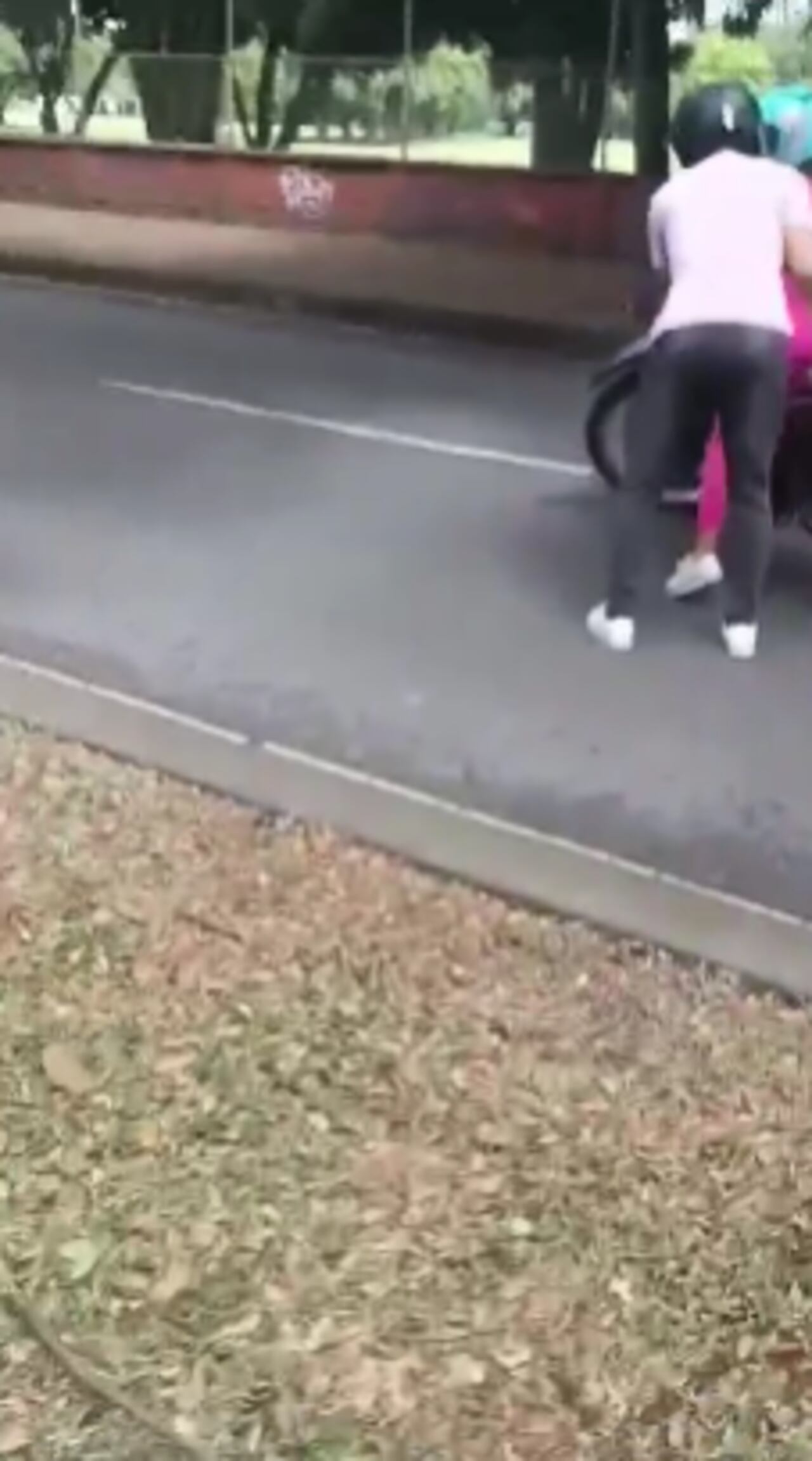 Los hechos quedaron grabados en el celular del agente de tránsito agredido.