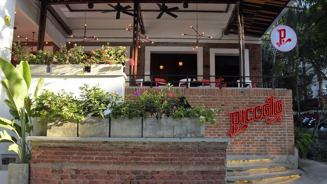 Con la sede de El Peñón, Piccolo busca cautivar los paladares de los caleños del oeste y norte de la Sultana del Valle. Su atención al público es de lunes a domingo de 12:00 m. a 11:00 p.m. Tiene servicio a la mesa y domilicios.