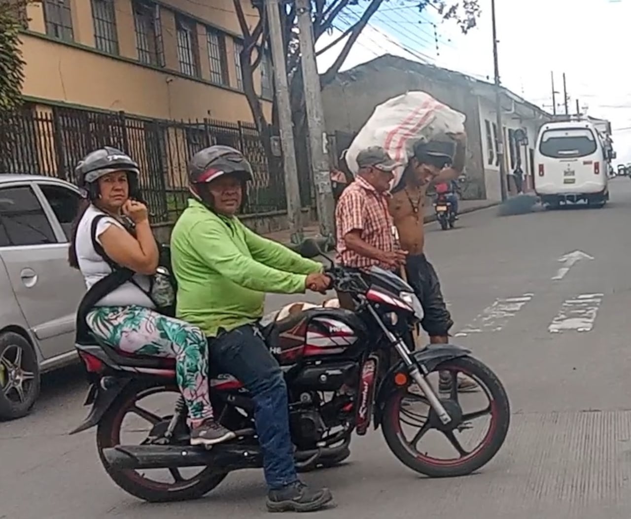 El habitate de calle, a pesar del cansancio, se tomó el tiempo necesario para ayudar a cruzar la calle a este abuelo invidente; una pareja en moto le brindó un apoyo.