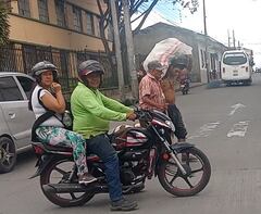 El habitate de calle, a pesar del cansancio, se tomó el tiempo necesario para ayudar a cruzar la calle a este abuelo invidente; una pareja en moto le brindó un apoyo.