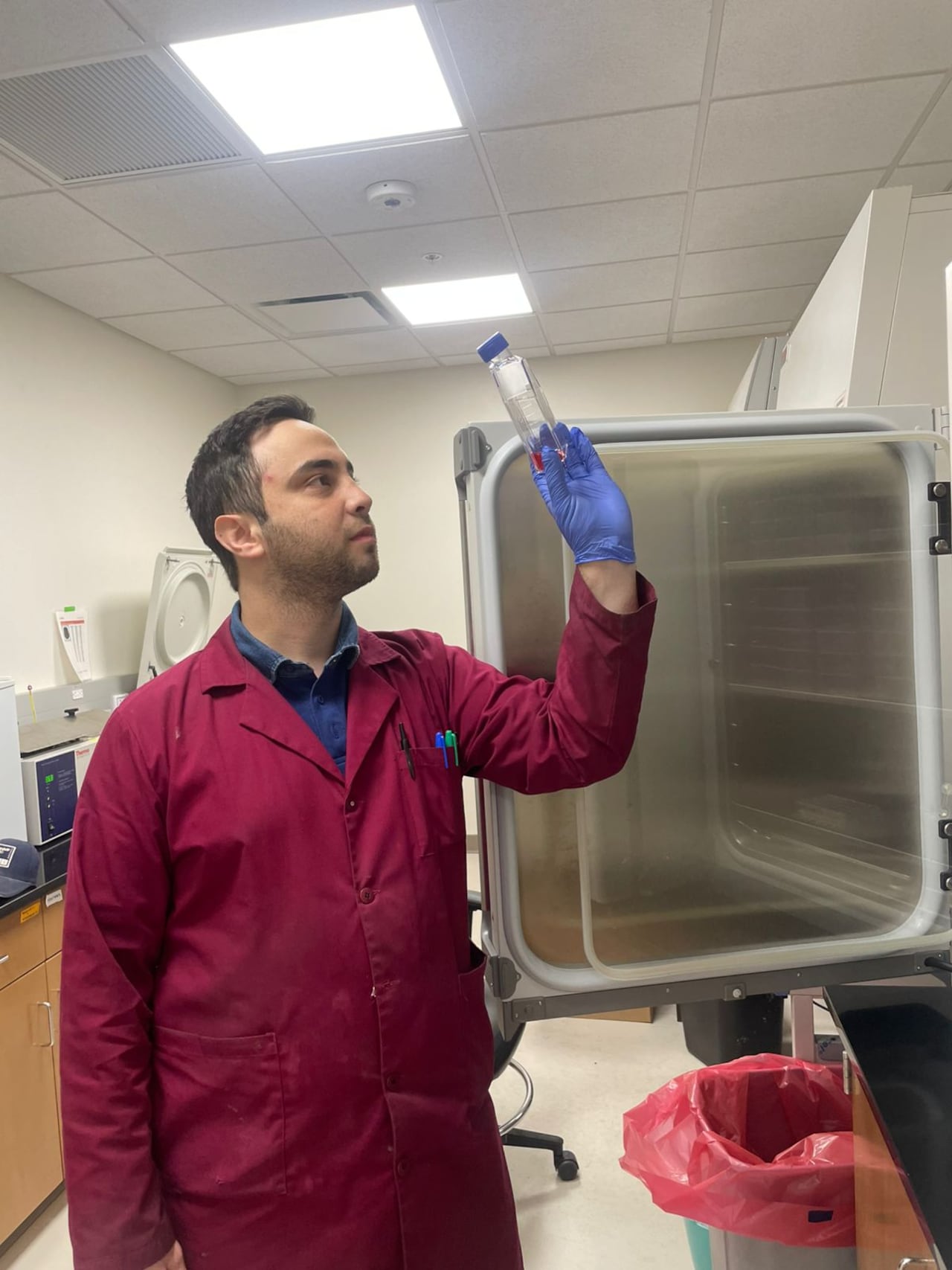 Comprender cómo se reproduce el parásito es el primer paso para desarrollar tratamientos más eficaces, explica el científico colombiano.