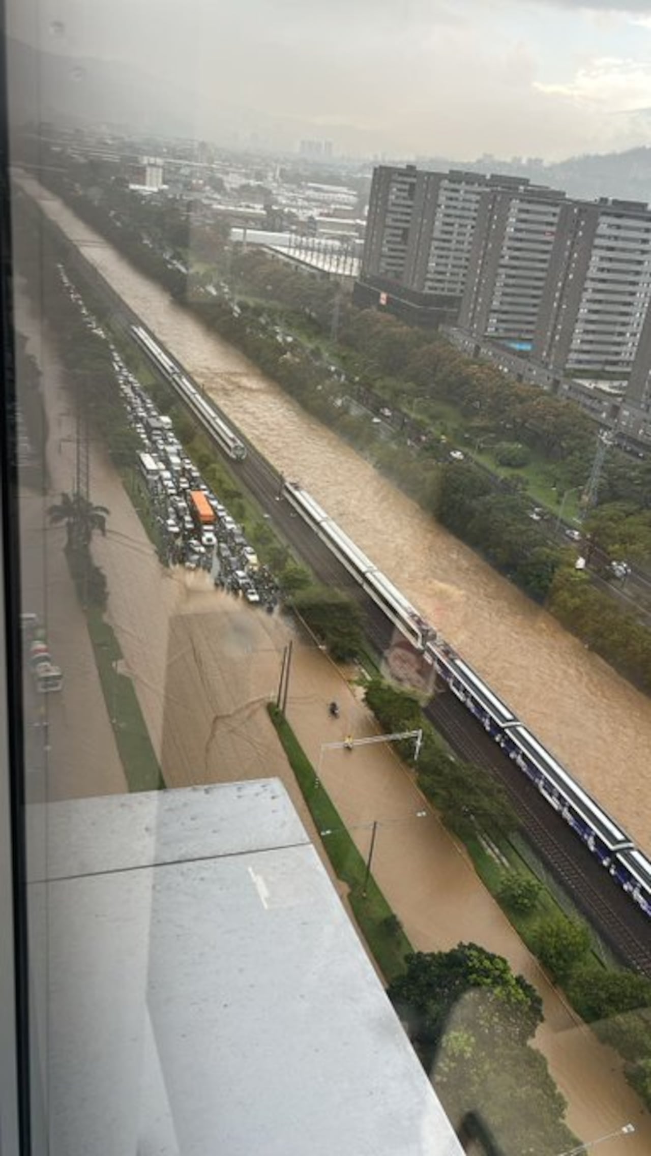 Fuertes lluvias generan emergencias en Medellín.