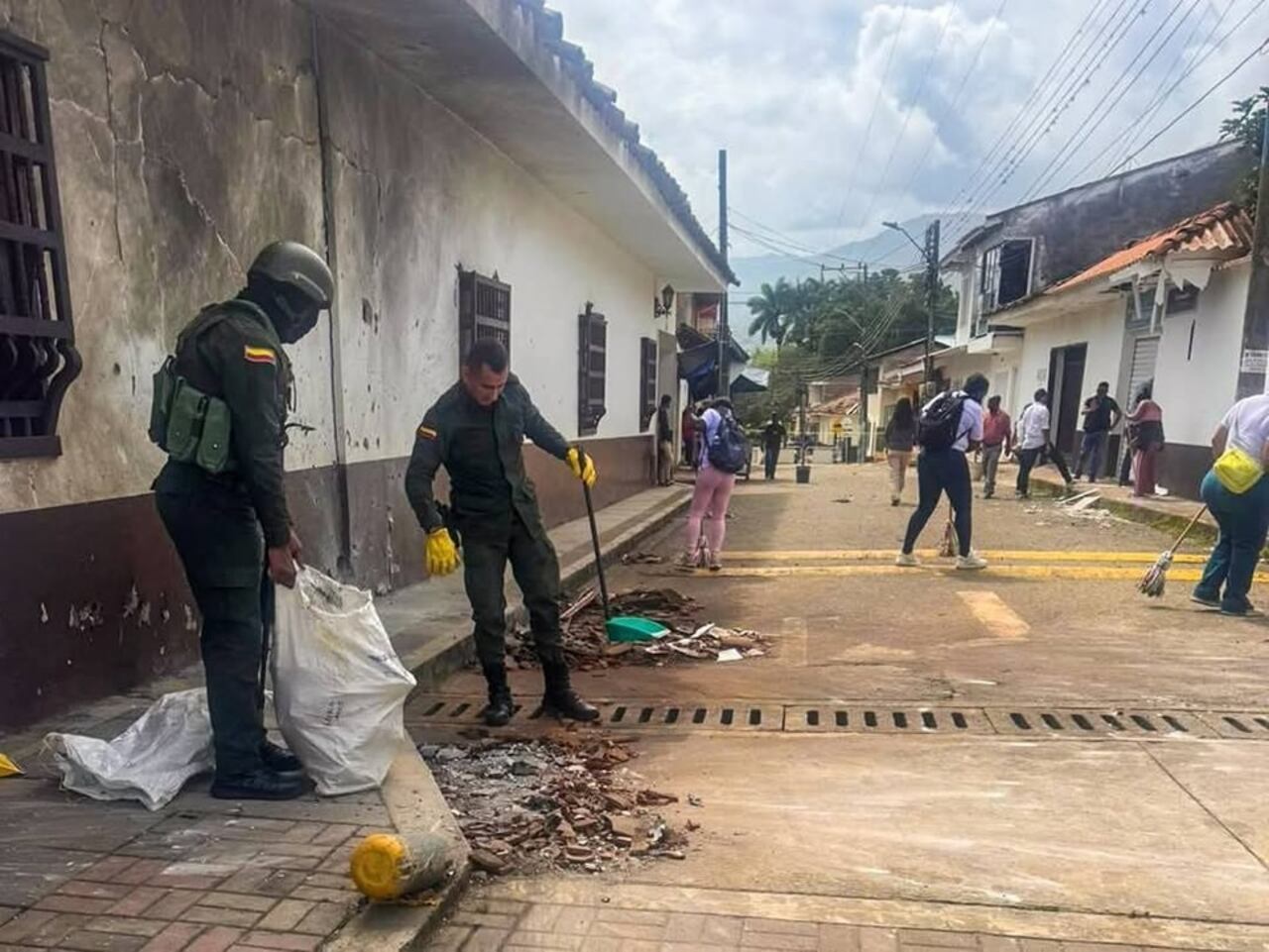 Jornada de limpieza en Caloto tras ataque con motobomba